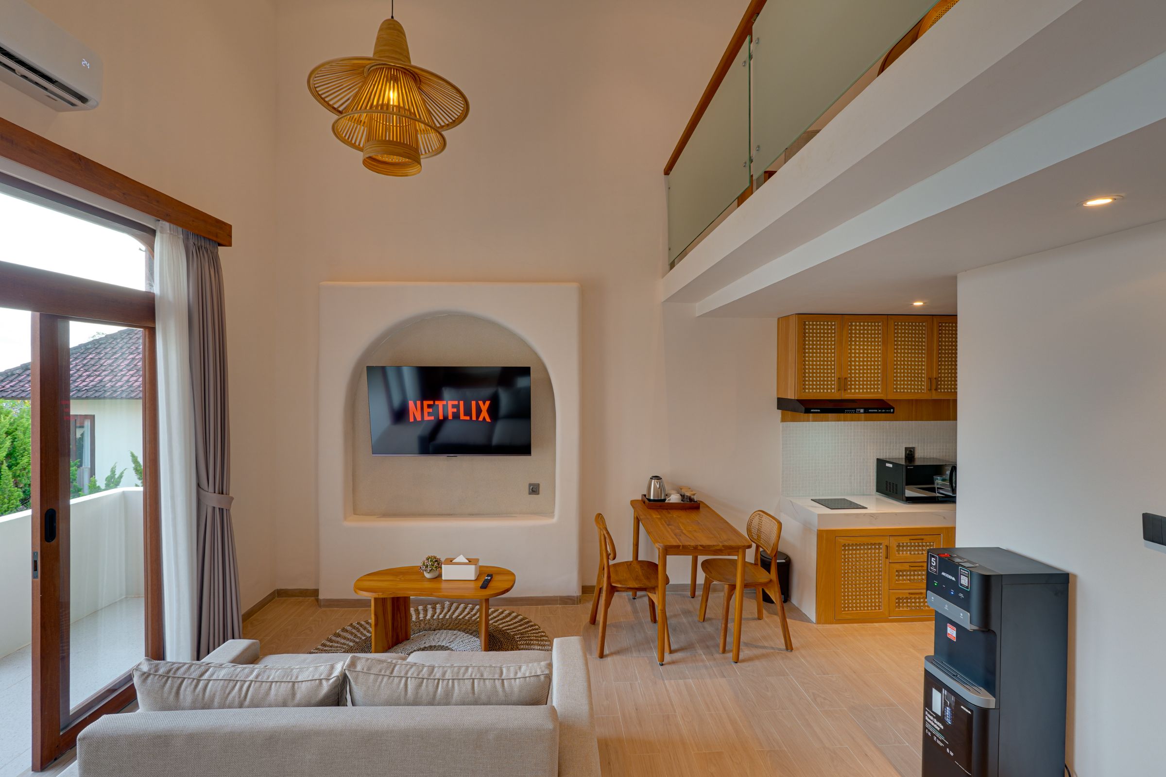 Loona Mezzanine 1 - Umalas